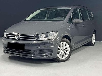 Grau Gebraucht 2019 VW Touran Comfortline Van / Kleinbus | 9.800 € (Fairer Preis)