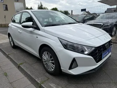 Gebraucht Hyundai i20 Trend 101 PS (74 kW) 2021 Weiß Kleinwagen