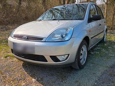 Gebraucht Ford Fiesta Ghia 100 PS (73 kW) 2005 Silber Kleinwagen