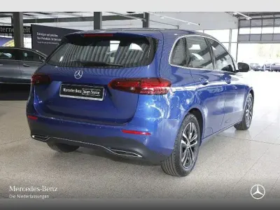 Gebraucht Mercedes B200 Advanced 163 PS (119 kW) 2024 Blau Van / Kleinbus