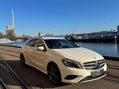 Gebraucht Mercedes A180 122 PS (89 kW) 2013 Weiß Kleinwagen