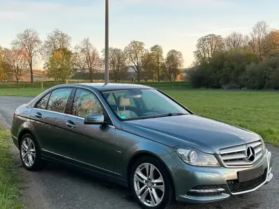 Gebraucht Mercedes C250 Avantgarde 204 PS (150 kW) 2011 Blau Limousine