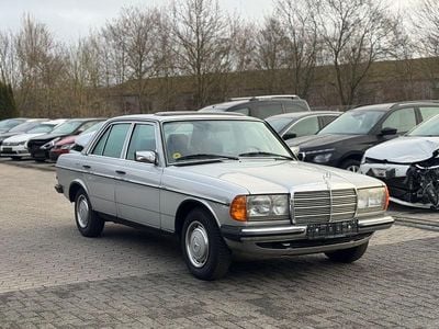 Second-hand Mercedes E230 136 CP (100 kW) 1984 Argintiu Berlinǎ