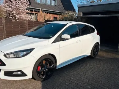Gebraucht Ford Focus ST 250 PS (183 kW) 2016 Weiß Limousine