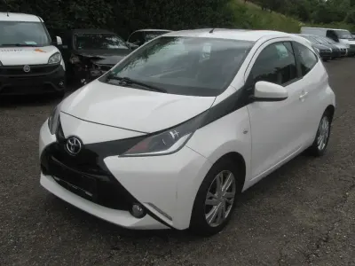 Gebraucht Toyota Aygo X-play 69 PS (50 kW) 2016 Weiß Kleinwagen