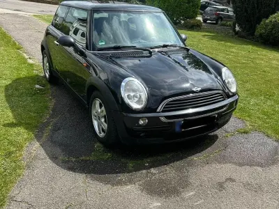 Begagnad Mini ONE 90 HK (66 kW) 2002 Svart Halvkombi