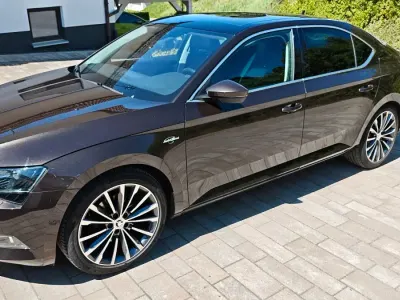 Usata Skoda Superb LAURIN & KLEMENT 190 CV (139 kW) 2016 Marrone Berlina