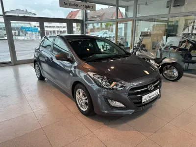 Gebraucht Hyundai i30 Trend 101 PS (74 kW) 2016 Grau Limousine