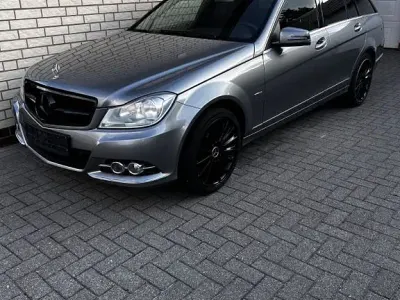 Gebraucht Mercedes C200 Elegance 136 PS (100 kW) 2012 Grau Limousine