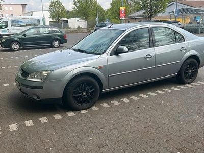 Usata Ford Mondeo Ghia 145 CV (106 kW) 2002 Argento Berlina