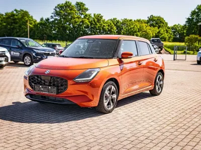 Gebraucht Suzuki Swift Comfort+ 83 PS (61 kW) 2024 Flame orange pearl metallic Kleinwagen