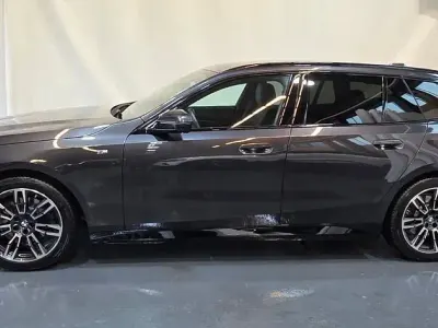 Gebraucht BMW 520 M Sport 197 PS (144 kW) 2024 Grau Kombi