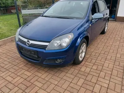 Używany Opel Astra 90 KM (66 kW) 2005 Niebieski Sedan/Limuzyna