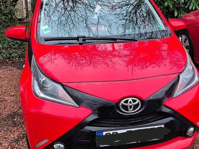 Rot Gebraucht 2015 Toyota Aygo Kleinwagen | 6.500 € (Etwas zu teuer)