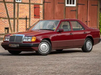 Gebraucht Mercedes 200 118 PS (86 kW) 1991 Rot Limousine