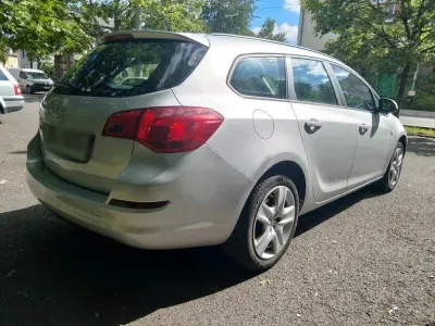 Gebraucht Opel Astra 101 PS (74 kW) 2011 Silber Kombi