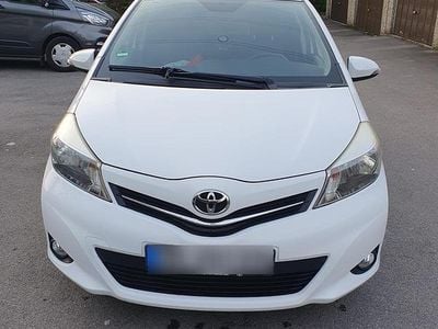 Usado Toyota Yaris 69 HP (50 kW) 2013 Branco Citadino