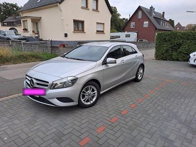 Gebraucht Mercedes A180 StreetStyle 122 PS (89 kW) 2015 Silber Limousine
