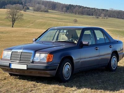 Second-hand Mercedes E230 132 CP (97 kW) 1990 Berlinǎ