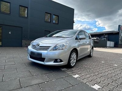 Gebraucht Toyota Verso 150 PS (110 kW) 2010 Silber Van / Kleinbus