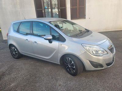 Silber Gebraucht 2011 Opel Meriva Design Edition Van / Kleinbus | 3.750 € (Fairer Preis)
