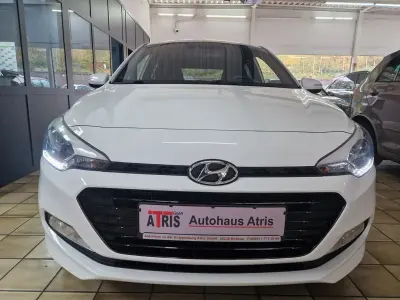 Gebraucht Hyundai i20 Passion 120 PS (88 kW) 2016 Weiß Limousine