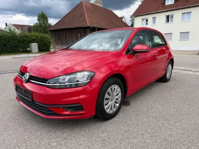 Gebraucht VW Golf VII Trendline 116 PS (85 kW) 2019 Rot Limousine