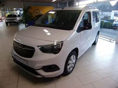 Gebraucht Opel Combo-e Life Ultimate 100 kW (136 PS) 2023 Weiß (kaolin weiß) Van / Kleinbus