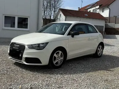 Używany Audi A1 Attraction 86 KM (63 kW) 2011 Biały Hatchback