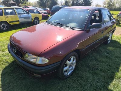 Second-hand Opel Astra 72 CP (52 kW) 1994 Roșu Berlinǎ