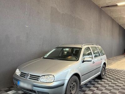 Grau Gebraucht 2002 VW Golf IV Kombi | 2.800 € (Etwas zu teuer)