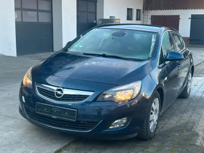 Gebraucht Opel Astra 101 PS (74 kW) 2010 Blau Limousine