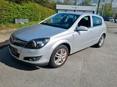 Używany Opel Astra 140 KM (102 kW) 2007 Srebrny Sedan/Limuzyna