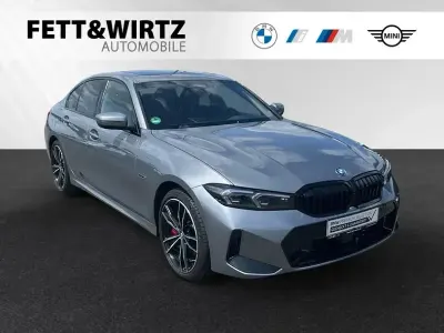 Gebraucht BMW 330e M Sport 292 PS (214 kW) 2023 Skyscraper grau metallic Limousine