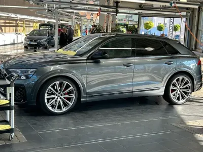 Gebraucht Audi Q8 Sport 489 PS (359 kW) 2024 Grau SUV