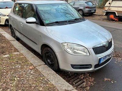 Silber Gebraucht 2007 Skoda Fabia Limousine | 2.790 € (Fairer Preis)