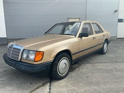 Gold metallic Gebraucht 1988 Mercedes E230 Limousine | 3.990 €