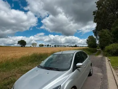 Gebraucht Ford Focus 109 PS (80 kW) 2010 Silber Limousine