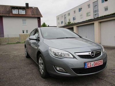 Gebraucht Opel Astra 116 PS (85 kW) 2012 Silbersee/perl silber (m2) Kleinwagen