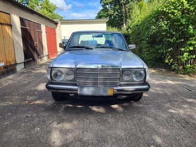 Gebraucht Mercedes 230 139 PS (102 kW) 1981 Silber Limousine