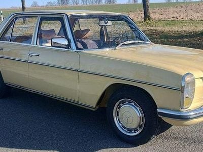 Second-hand Mercedes 220 60 CP (44 kW) 1975 Galben Berlinǎ