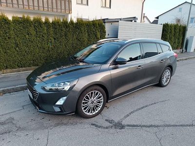 Gebraucht Ford Focus Titanium 120 PS (88 kW) 2019 Grau Kombi