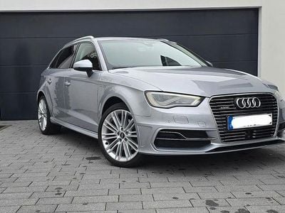 Silber Gebraucht 2016 Audi e-tron Sport SUV | 16.450 € (Etwas zu teuer)