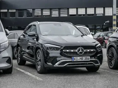 Gebraucht Mercedes GLA200 Progressive 163 PS (119 kW) 2025 Grau SUV