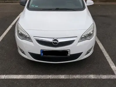 Gebraucht Opel Astra Design Edition 101 PS (74 kW) 2011 Weiß Kombi