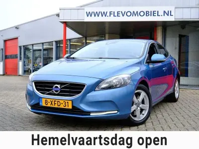 Gebraucht Volvo V40 Momentum 120 PS (88 kW) 2014 Blau Limousine