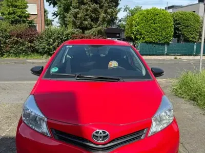 Gebraucht Toyota Yaris Life 99 PS (72 kW) 2012 Rot Kleinwagen