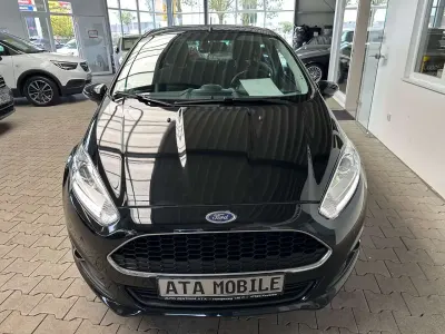 Gebraucht Ford Fiesta Celebration 80 PS (58 kW) 2016 Shadow black Kleinwagen