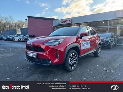 Rot Neu 2025 Toyota Yaris Hybrid Limousine | 30.988 € (Teuer)