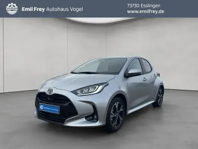 Neu Toyota Yaris Hybrid 116 PS (85 kW) 2025 Shimmering silver metall Limousine